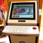 Информационный экран с клавиатурой и трекболом в торговом центре